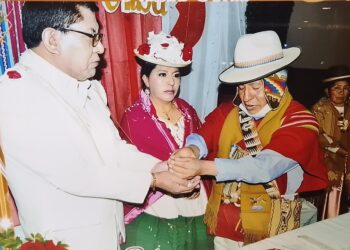 Los flamantes esposos en la ceremonia aymara. Foto: Roberto de la Cruz.