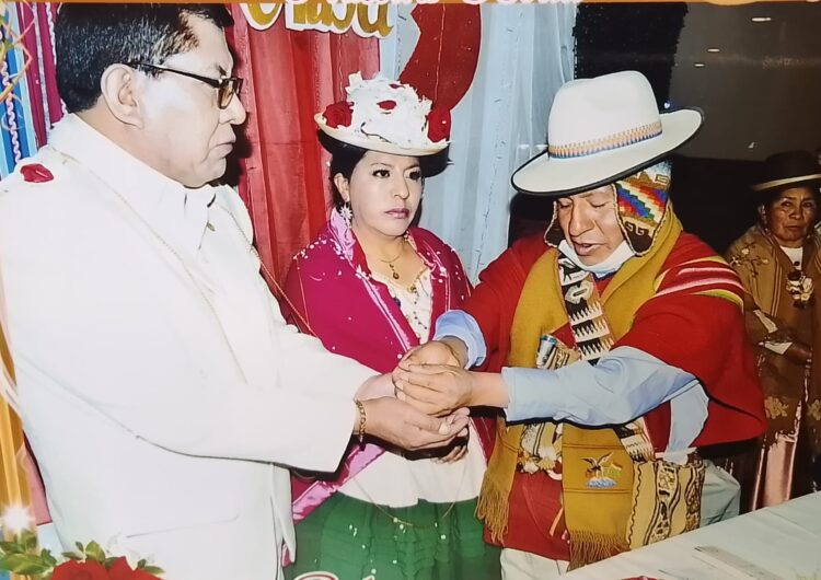 Los flamantes esposos en la ceremonia aymara. Foto: Roberto de la Cruz.
