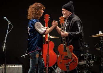 Un aficionado devuelve la guitarra robada a Randy Bachman. Foto: AFP.