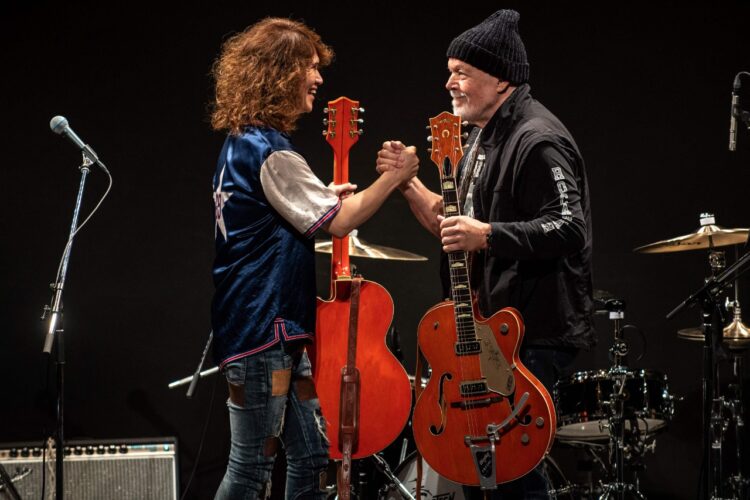 Un aficionado devuelve la guitarra robada a Randy Bachman. Foto: AFP.