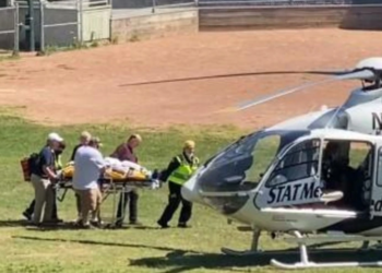 Salman Rushdie siendo trasladado a un hospital en un helicóptero el 12 de agosto, tras ser apuñalado en Estados Unidos. Foto: AFP.