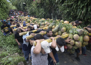 Salvadoreños de Santa María Ostuma, en agradecimiento a Santa Cruz. Foto: AFP.