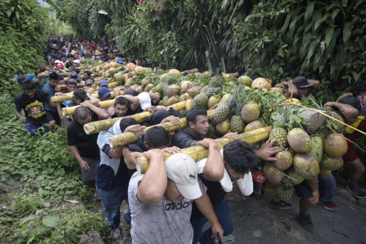Salvadoreños de Santa María Ostuma, en agradecimiento a Santa Cruz. Foto: AFP.