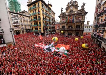 Miles de fiesteros invadieron el centro de Pamplona para celebrar el regreso de las fiestas de San Fermín. Foto: AFP.