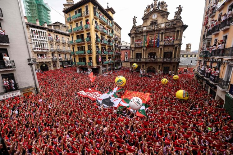 Miles de fiesteros invadieron el centro de Pamplona para celebrar el regreso de las fiestas de San Fermín. Foto: AFP.