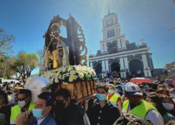 Autoridades y miles de devotos y danzarines fueron parte de la procesión que dio inicio a la Gran Fiesta de San Roque. Foto: Dirección Municipal de Turismo y Cultura de Tarija.
