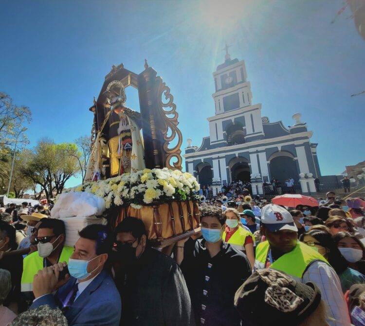 Autoridades y miles de devotos y danzarines fueron parte de la procesión que dio inicio a la Gran Fiesta de San Roque. Foto: Dirección Municipal de Turismo y Cultura de Tarija.