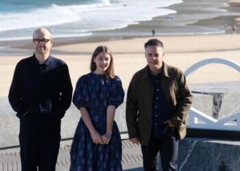 El director Sebastián Leilo (derecha), acompañado por la actriz Kila Lord Cassidy y el compositor Matthew Werbert en la presentación de 'The Wonder' este jueves en el Festival de Cine de San Sebastián. Foto: El Diario Vasco.