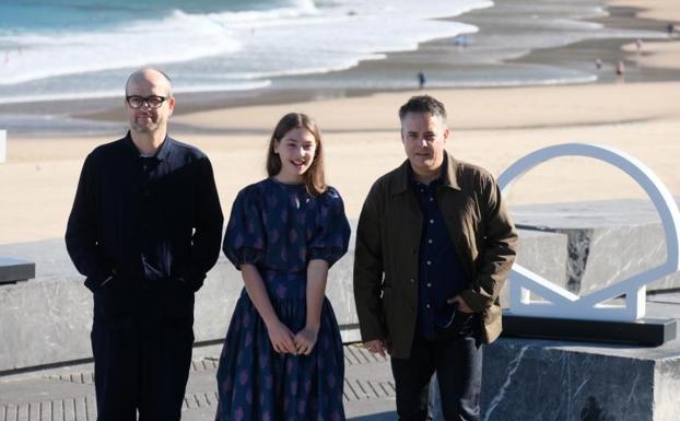 El director Sebastián Leilo (derecha), acompañado por la actriz Kila Lord Cassidy y el compositor Matthew Werbert en la presentación de 'The Wonder' este jueves en el Festival de Cine de San Sebastián. Foto: El Diario Vasco.