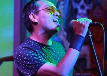 Sercha Ramírez, interpretando su primer single 'Por todos los que fuimos'. Foto: Sercha Ramírez.