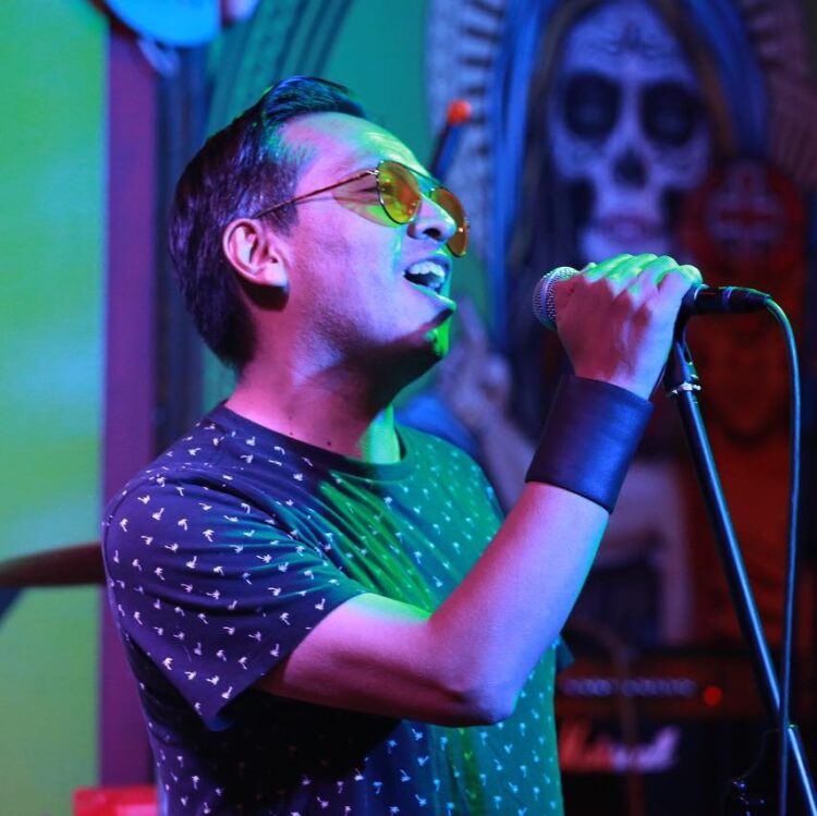 Sercha Ramírez, interpretando su primer single 'Por todos los que fuimos'. Foto: Sercha Ramírez.