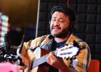 El artista Sergio Antezana, en una entrevista de La Razón Radio. Foto: Oswaldo Aguirre.