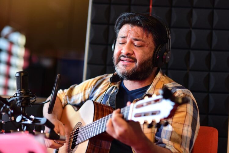 El artista Sergio Antezana, en una entrevista de La Razón Radio. Foto: Oswaldo Aguirre.