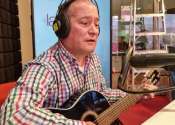 Sergio Guillén interpreta una composición propia en La Razón Radio. Foto: Rubén Atahuichi.