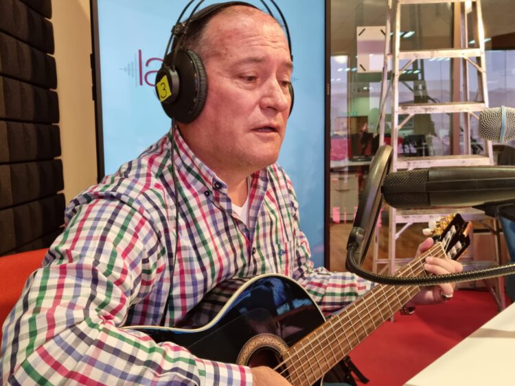 Sergio Guillén interpreta una composición propia en La Razón Radio. Foto: Rubén Atahuichi.