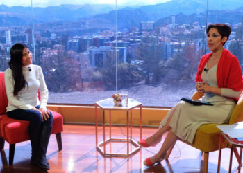 La artista Jenny Serrano, en la entrevista de Piedra, Papel y Tinta, con Claudia Benavente. Foto: Franklin Blanco.
