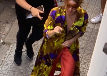 Shakira entrando al set de grabación de una nueva canción con el artista Ozuna. Foto: Twitter.