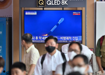 Una pantalla de televisión de una estación de tren de Seúl muestra el lanzamiento de un cohete SpaceX Falcon 9 con la primeras sonda lunar espacial de Corea del Sur a bordo. Foto: AFP.