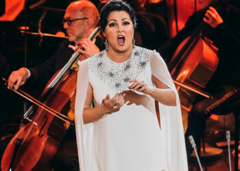 La artista rusa Anna Netrebko, interpretando una pieza de Rajmáninov, en París. Foto: AFP.