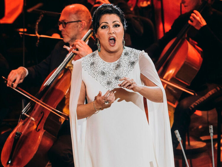 La artista rusa Anna Netrebko, interpretando una pieza de Rajmáninov, en París. Foto: AFP.