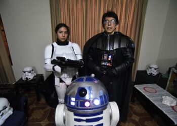 Damián Orozco y una de sus hijas lucen los trajes hechos por él. Los acompaña el R2-D2 creado por el fanático. Foto: Rodwy Cazón.