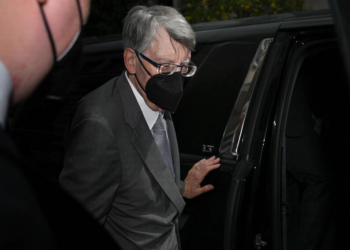 El autor estadounidense Stephen King sale del tribunal federal en Washington. Foto: AFP.