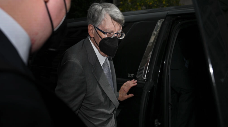 El autor estadounidense Stephen King sale del tribunal federal en Washington. Foto: AFP.