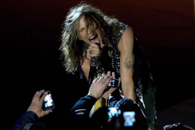 El cantante de Aerosmith, Steven Tyler, se recupera de una cirugía en el pie. Foto: AFP.