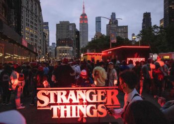 Personas asisten al evento mundial de fanáticos ‘Stranger Things 4’ en Flatiron Plaza, en Nueva York. Foto: AFP.