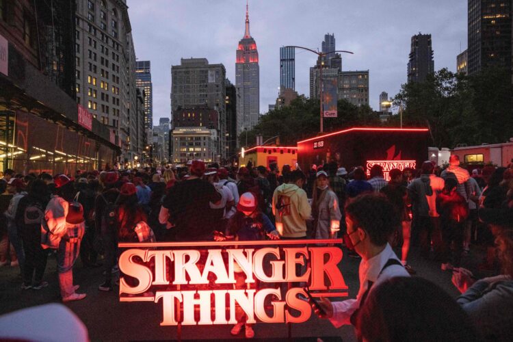 Personas asisten al evento mundial de fanáticos ‘Stranger Things 4’ en Flatiron Plaza, en Nueva York. Foto: AFP.