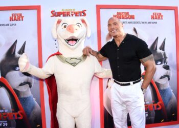 El actor Dwayne Johnson, que da voz a Krypto, el perro de Superman, asiste a una proyección en Los Ángeles de 'DC League of Super-Pets', de Warner Bros. Foto: AFP.