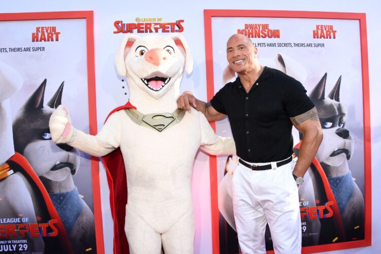 El actor Dwayne Johnson, que da voz a Krypto, el perro de Superman, asiste a una proyección en Los Ángeles de 'DC League of Super-Pets', de Warner Bros. Foto: AFP.