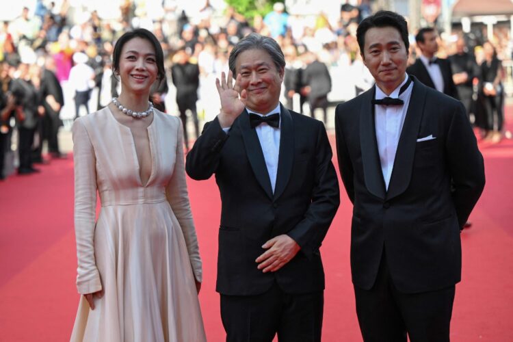 El director surcoreano Park Chan-wook (Centro) vuelve a Cannes. Foto: AFP