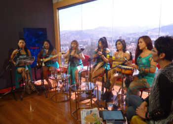 Las integrantes de 100% Surimana, en la entrevista con Claudia Benavente. Foto: Franklin Blanco.