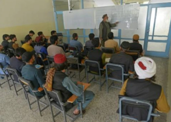 Talibanes y otros estudiantes asisten a una clase en la facultad de economía de una universidad privada. Foto: AFP.