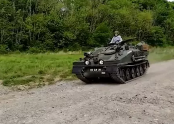 Este hombre conduce un tanque para ir a hacer la compra. Captura de pantalla: Videlo.