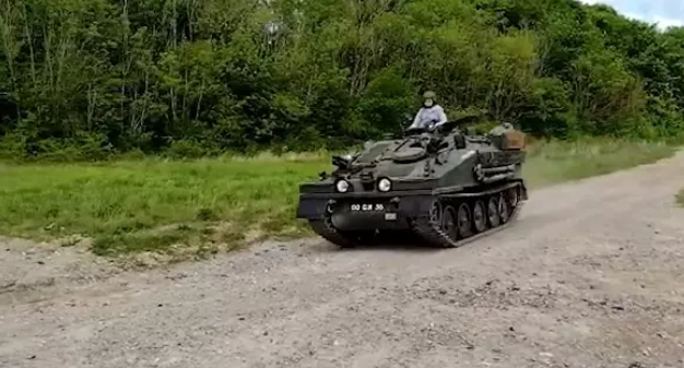 Este hombre conduce un tanque para ir a hacer la compra. Captura de pantalla: Videlo.
