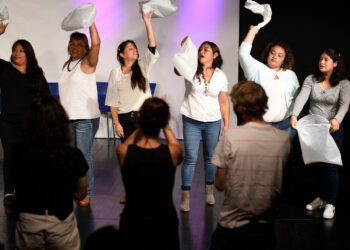 Mujeres guatemaltecas víctimas de violencia doméstica se curan haciendo teatro. Foto: AFP.