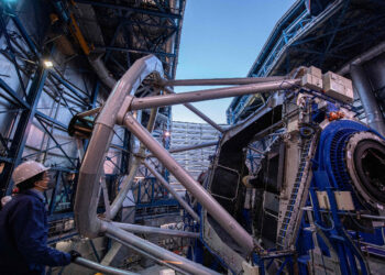 Obreros avanzan con la construcción del ELT, al norte de Chile. Foto: AFP.