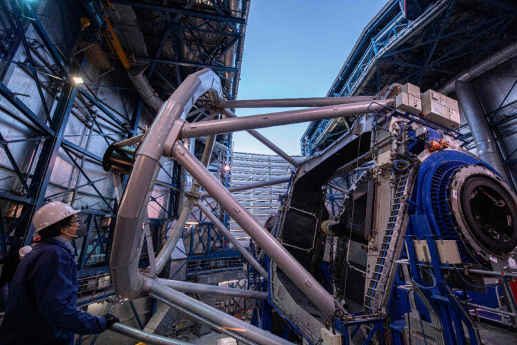 Obreros avanzan con la construcción del ELT, al norte de Chile. Foto: AFP.