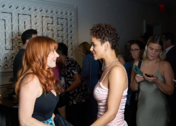 Jessica Thompson (I), directora de 'The Invitation', conversa con la protagonista del filme Nathalie Emmanuel en Nueva York. Foto: AFP.