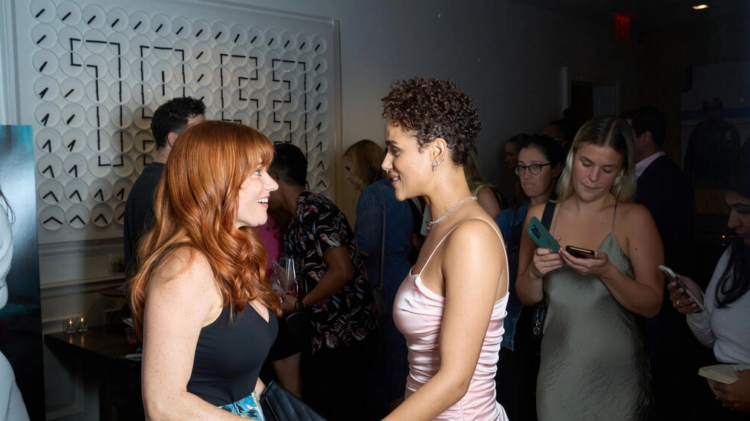 Jessica Thompson (I), directora de 'The Invitation', conversa con la protagonista del filme Nathalie Emmanuel en Nueva York. Foto: AFP.