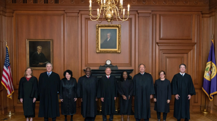 El sitio satírico The Onion se presentó ante la Suprema Corte Justicia de Estados Unidos en apoyo de un hombre arrestado y procesado por mofarse de la policía en las redes sociales. Foto: AFP.