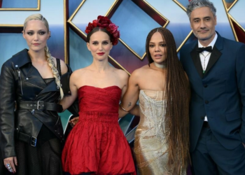 Pom Klementieff (izquierda), Natalie Portman, Tessa Thompson y el director Taika Waititi (derecha) posan en la alfombra roja antes de la proyección de gala de 'Thor: amor y trueno. Foto: AFP.