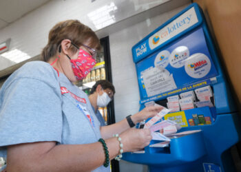 Una mujer en la caja de una tienda en el vecindario Chino Hills de California. Foto: AFP.