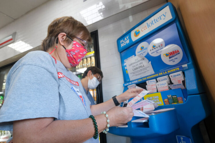 Una mujer en la caja de una tienda en el vecindario Chino Hills de California. Foto: AFP.