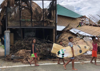 Restos de una casa en la ciudad de General Luna, isla de Siargao, en Filipinas, en diciembre de 2021 luego del tifón Rai. Foto: AFP.