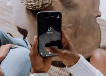 Un dispositivo móvil con la aplicación de TikTok. Foto: Pexels.