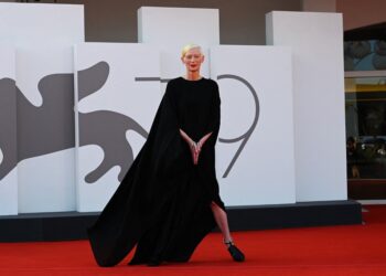 La actriz británica Tilda Swinton, en el festival veneciano. Foto: AFP.