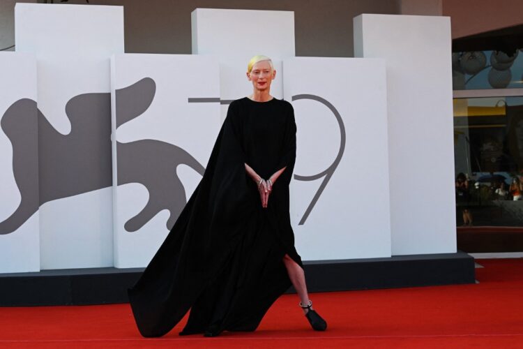 La actriz británica Tilda Swinton, en el festival veneciano. Foto: AFP.